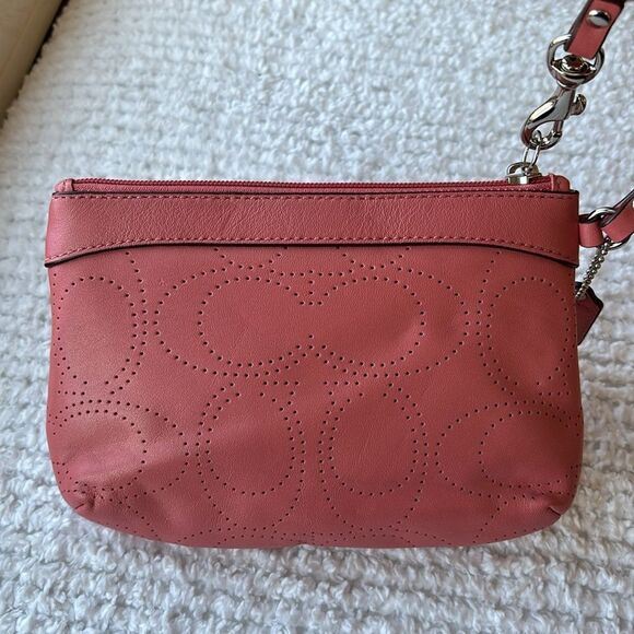 Coach F47330‎ Perforated pink Leather Wristlet wallet purse clutch - Picture 6 of 14